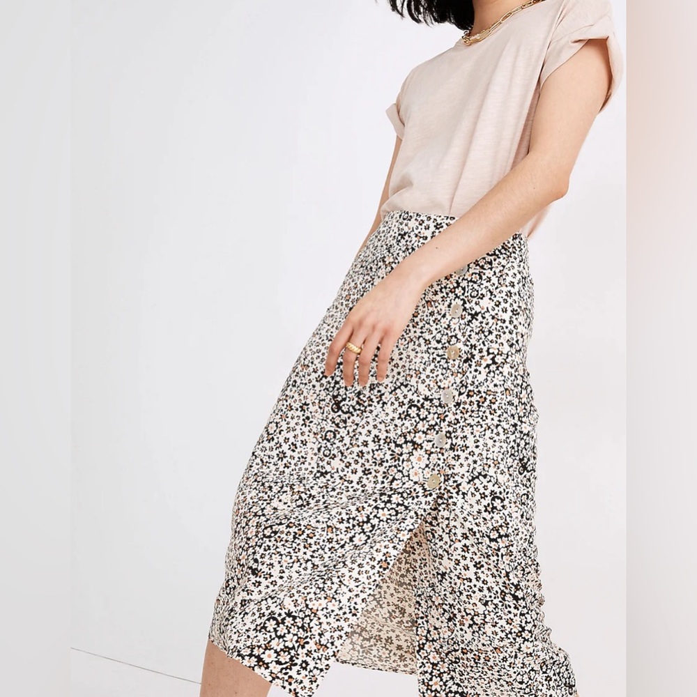 Madewell Side-Button Straight Midi Skirt in Daisy Groove - Picture 2 of 8